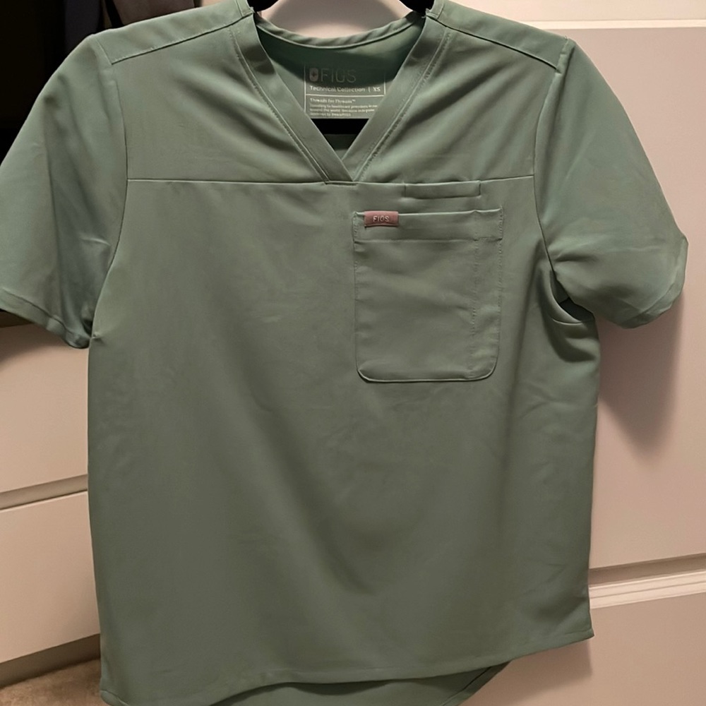 COPY - FIGS scrub top (JADE)